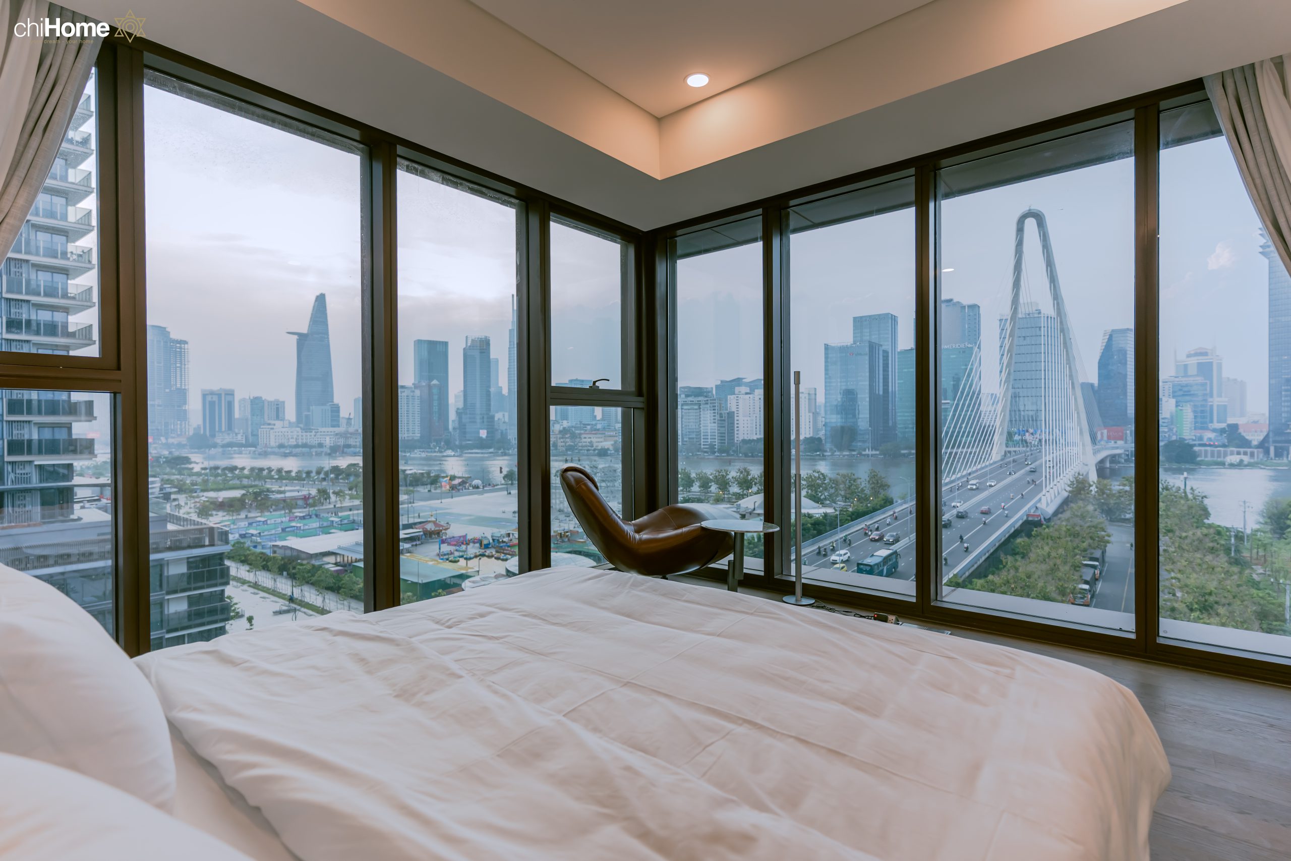 View cầu Ba Son, toàn cảnh Quận 1 thông qua phòng ngủ căn góc tại The Galleria Residence
