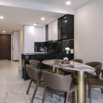 Bàn ăn và khu vực bếp tại căn hộ The Galleria 3 phòng ngủ