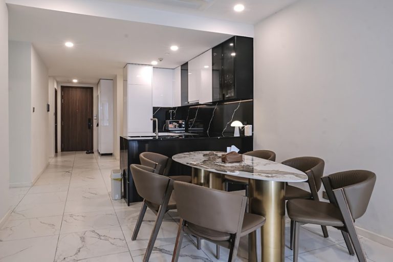 Bàn ăn và khu vực bếp tại căn hộ The Galleria 3 phòng ngủ