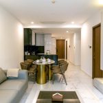 Phòng khách kết hợp bếp và bàn ăn tại căn hộ The Galleria Metropole