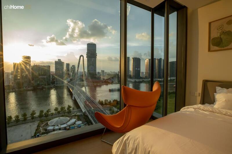 Phòng ngủ có view hướng ra cầu Ba Son cực lãng mạn