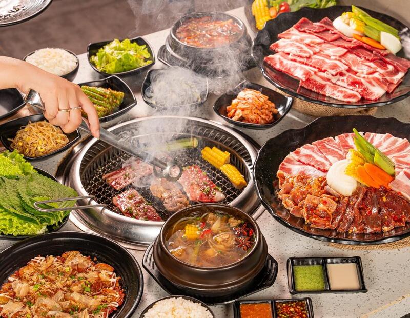 Bàn ăn hấp dẫn tại Aka House