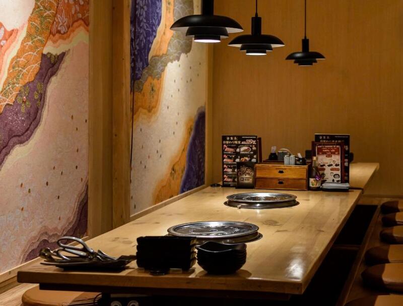 Anrakutei được thiết kế với tone vàng chủ đạo gợi cảm giác ấm cúng