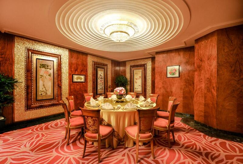 Không gian nội thất sang trọng, ấm áp của nhà hàng Long Triều