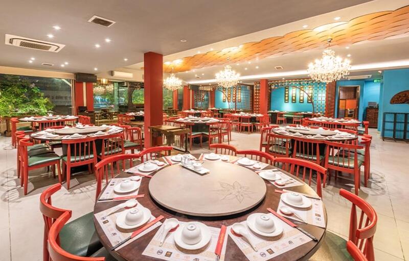 Nhà hàng Tân Hải Vân rộng rãi, nổi bật với màu đỏ chủ đạo