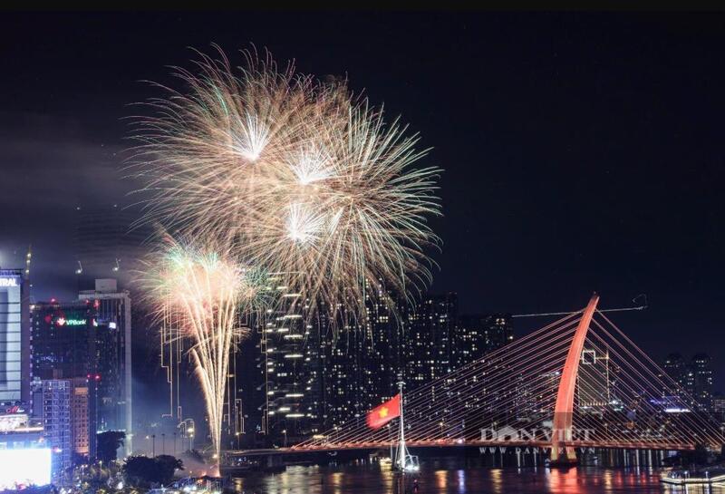 Pháo hoa ở độ cao tạo nên màn trình diễn thực sự ấn tượng