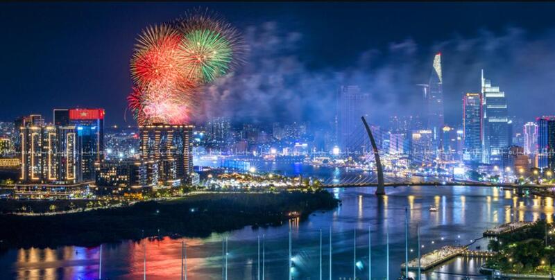 Pháo hoa rực rỡ trên sông Sài Gòn