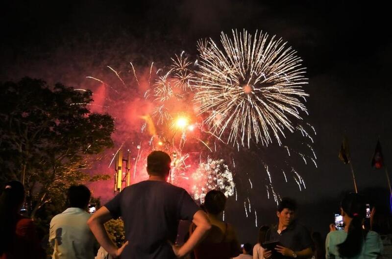 Phố đi bộ Nguyễn Huệ là địa điểm ngắm pháo hoa ở Sài Gòn đẹp, thu hút đông đúc người đi xem