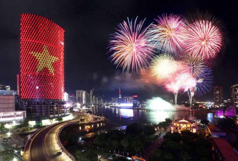 Lịch bắn pháo hoa 30/4 tại TP.HCM 2026 & Gợi ý địa điểm lưu trú lý tưởng